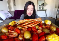 小姐姐吃土豆和虾图片,小姐姐的美味探索之旅