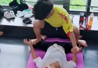 小姐姐帮小姐姐压腿视频,小姐姐教你轻松解锁腿部柔韧性