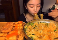 小姐姐吃汉堡和凉皮吗,小姐姐的美食之旅