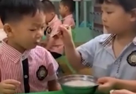幼儿园男孩被小姐姐喂饭,小姐姐喂饭，男孩幸福感满满