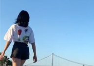漂亮的小姐姐在滑板上滑,美丽与速度的完美融合